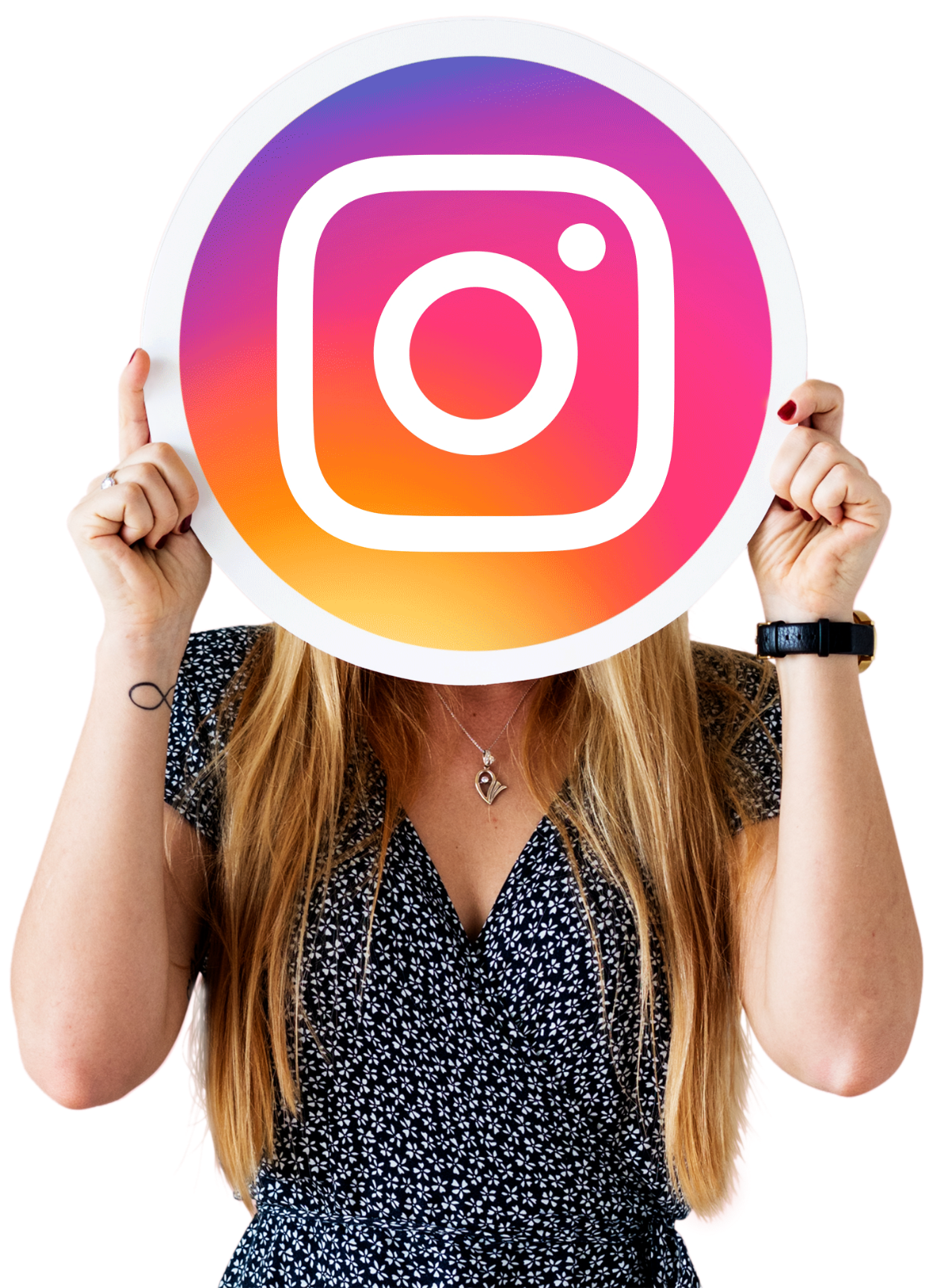 Junge, moderne Frau mit Instagram Schild vor dem Gesicht.